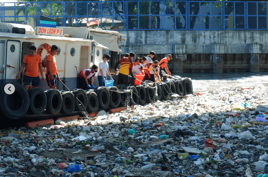 clean-up activity at the confluence of the Pasig River and San Juan River